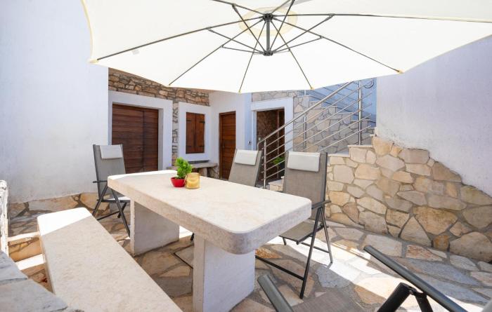 2 Bedroom Amazing Apartment In Pula