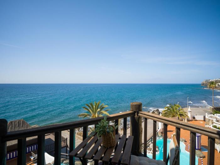 Altamar 60 Balcony beach views By CanariasGetaway