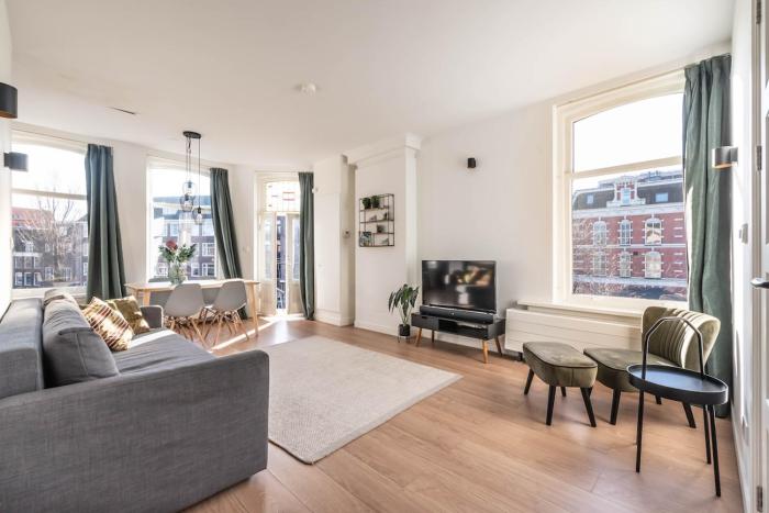 Panoramic canalview apartment