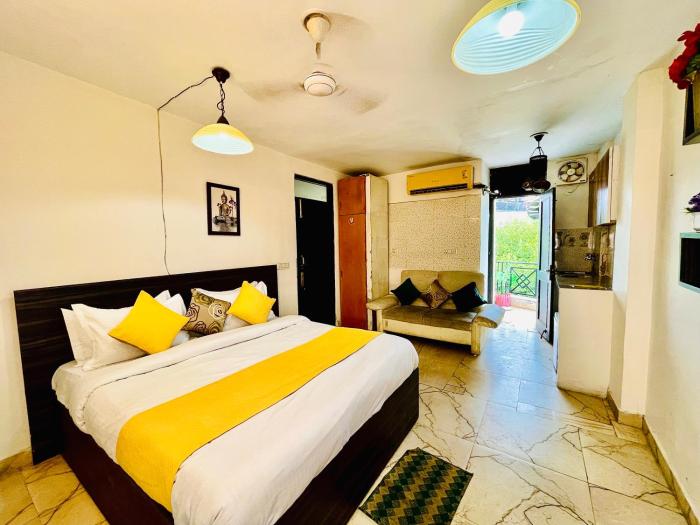 Hotel Hauz Khas Inn Near Hauz Khas Fort and Deer Park
