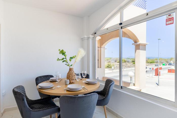 Jasmine - Bright Modern Apartment with Rooftop & Pool