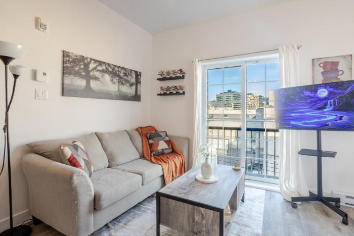 Bright and Beautiful 3 Bedroom in Griffintown