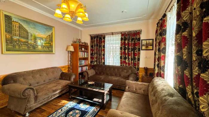 Luxury suite at Humhama Srinagar Airport 5 mins away