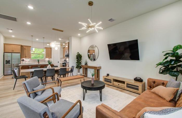 Chic & Central 3BD Townhouse Mins to DT & Midtown