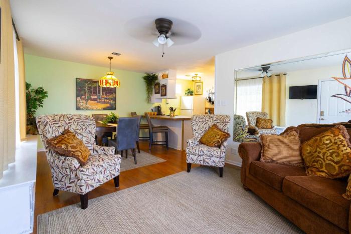 Mariposa Monarch - Walk to River