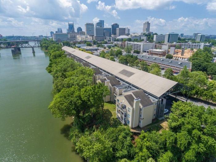 2 BDR Riverfront Living in Downtown Nashville