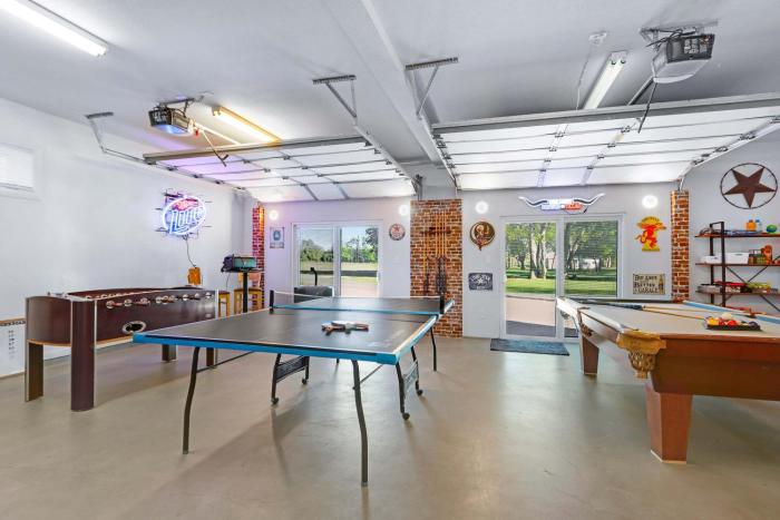 Spacious Retreat & Game Room - Sleeps 8