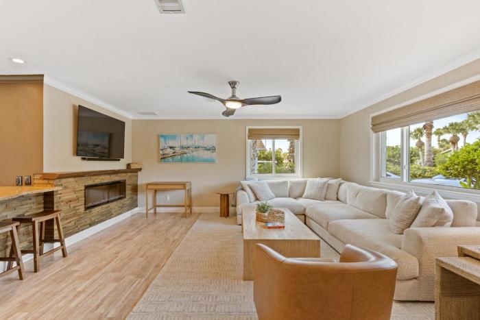 4611 Doris, Private Pool Home, Walk to the Beach, Modern Coastal Style