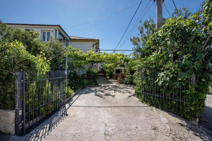 Apartments with parking space Barbat, Rab - 16723