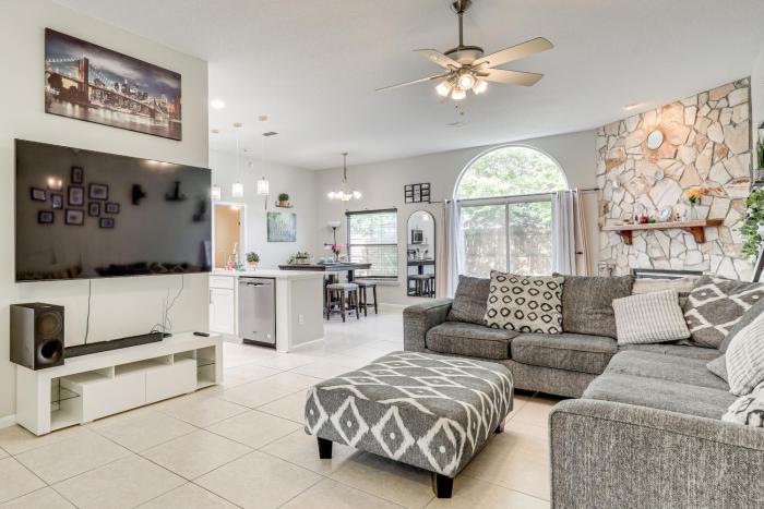 Jacksonville Family Home Near Shopping and Dining!