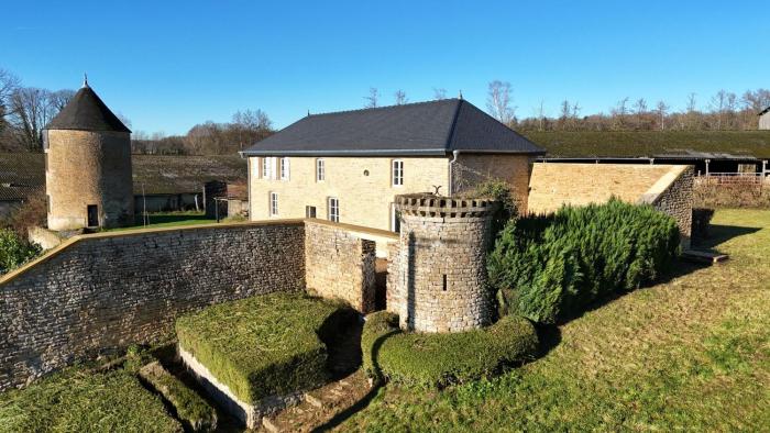 Dépendance du château de Remehan rénovée avec goût