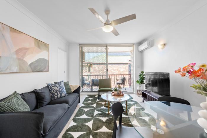 Comfy 2BR Near Hospitals, QUT and CBD with Parking!