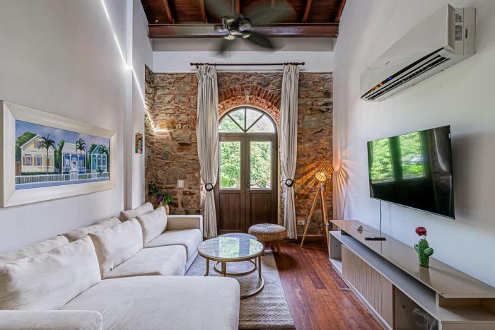 Grandiose 1BR with Balcony in Plaza Herrera