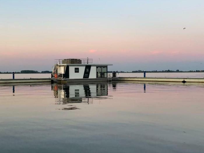 Welcome in - Houseboat Earrebarre aan het Sneekermeer met dakterras, prachtig uitzicht