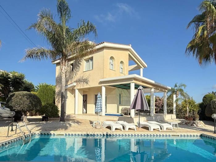 Cheerful 2 Bedroom Villa, sea views, refurbished 2026