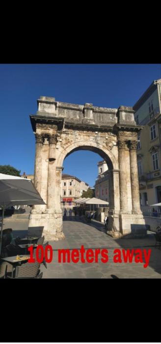 Roman Arch-Low budget studio in Top center,Walking street
