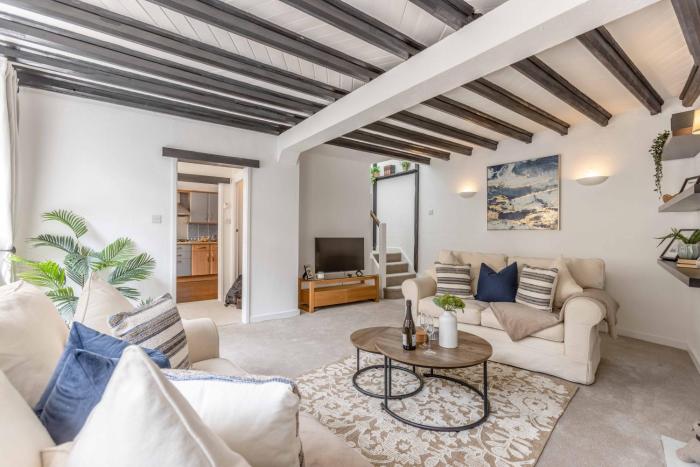 2BR Cottage and Parking, 10 Mins to Windsor - By Tempstay