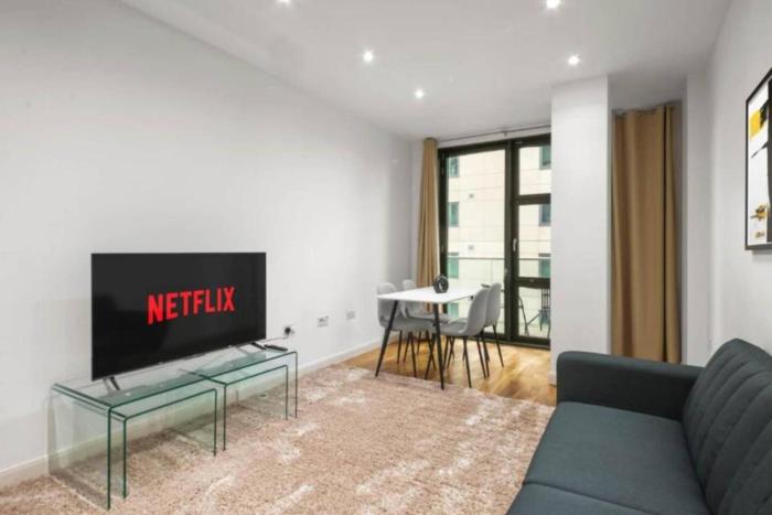 Stylish 2-Bed Canary Wharf Flat DLR 3 Mins Dock Views