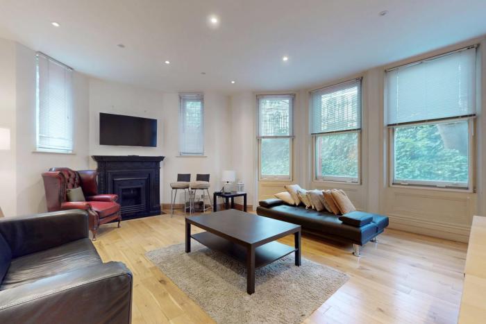 Superb 2Bed Flat Right Beside Earls Court Station