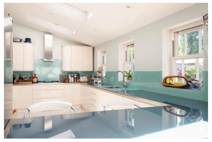 Spacious beautiful house central Henley sleeps 12 family friendly min 2 night stay