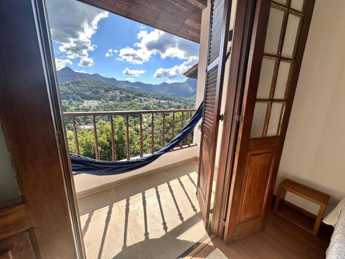 Vista para montanhas, lareira e hidromassagem