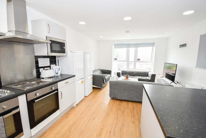 Spacious 6 Bedroom Apartment in Liverpool