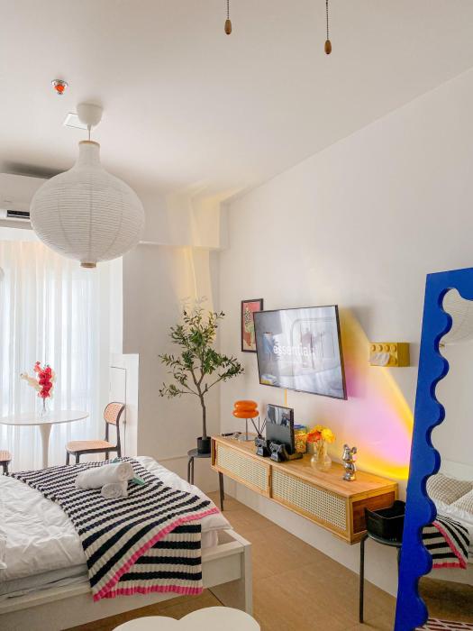 Cozy Room with Free Pool Access & PS4 Located at QC - Luxx Haven