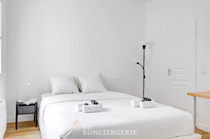 Face a leglise Saint Merri Elegance et calme