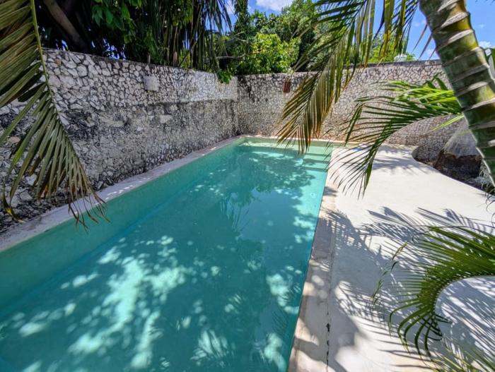 Casa Kiiwik - Luxury Property with a Private Outdoor Pool and Parking in Central Merida