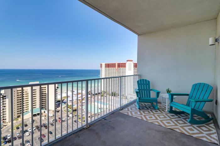 Gorgeous 1-Bed 2-Bath condo with Gulf View! Pools On-Site! Walk To The Beach!