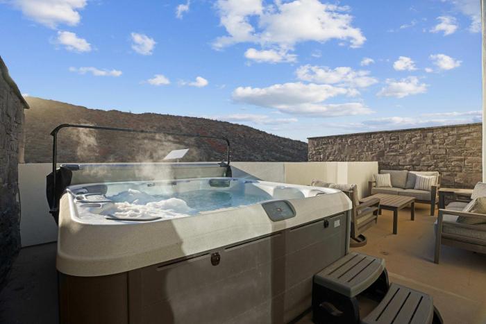 Brand New Desert Cliff - Sleeps 20 Guests