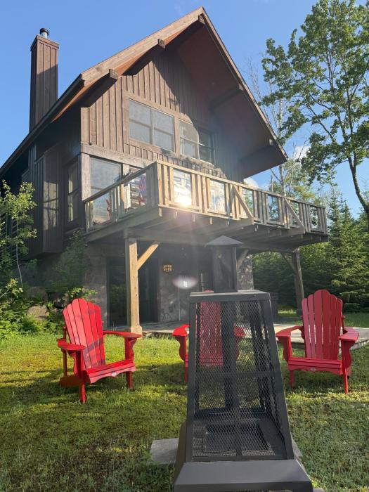 Chalet Inukshuk Luxury Log Cabin with Spa Lake View and Club Access near Mont Tremblant