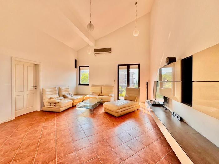 Kumbor sunny port with shared pool