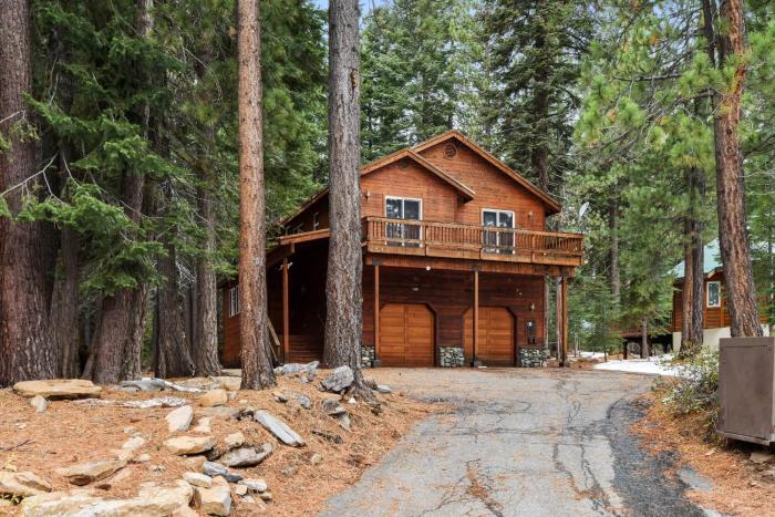 Truckee Pines Retreat - Game Room & Forest Views