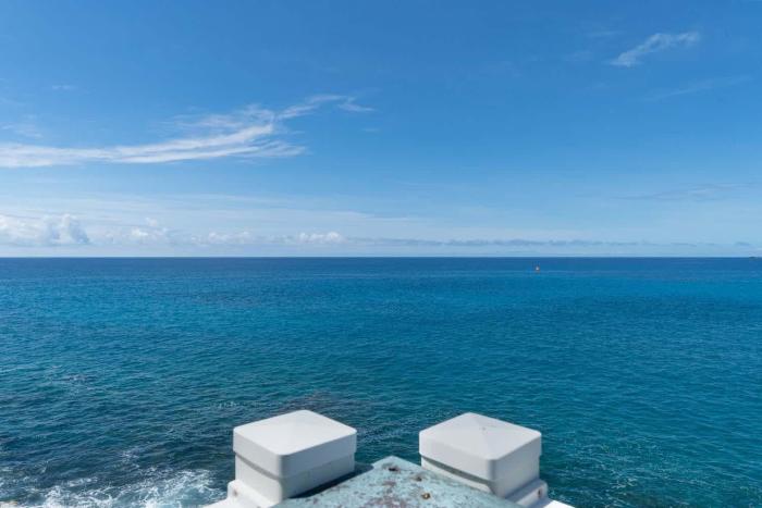 Oceanfront Vintage Retreat in Kailua-Kona