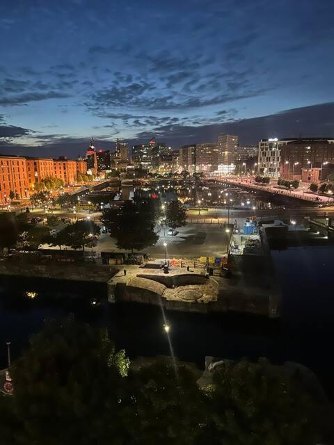 Liverpool City Centre Apartment with view