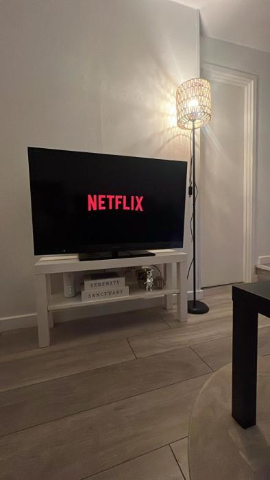 Small 1 Bed Apartment - Free Parking!!!