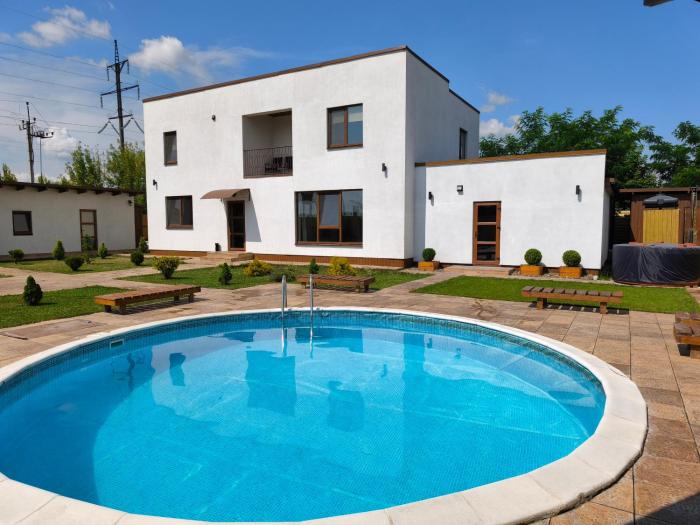 Будинок де є басейн та дві бесідки чан джакузі сауна