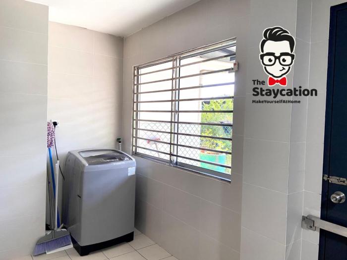 Staycation Homestay 15 Kch City Mall Landed House