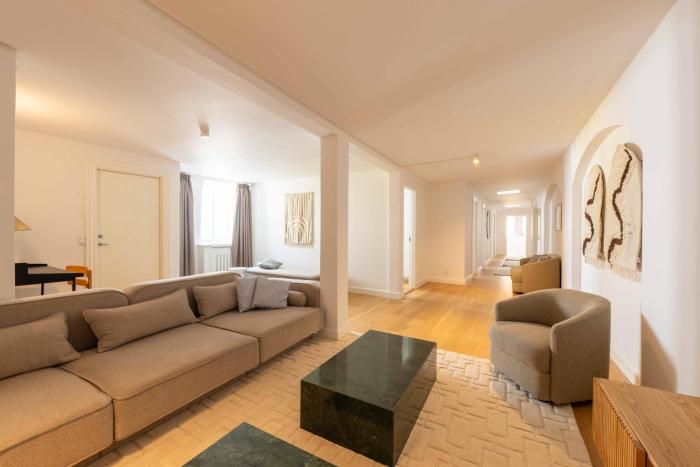 Family-Friendly Home for 10 in Prime Location