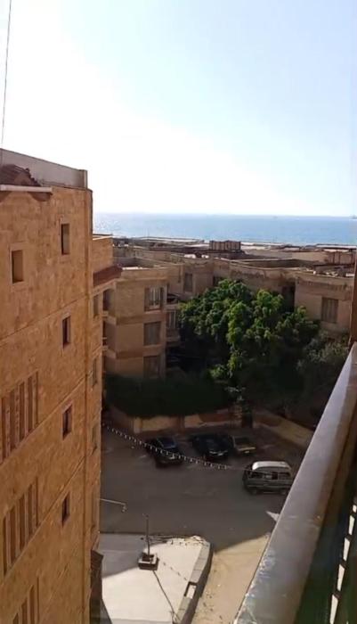 شقة لك بالكامل تري البحر اول نمرة أمام قرية الزهراء