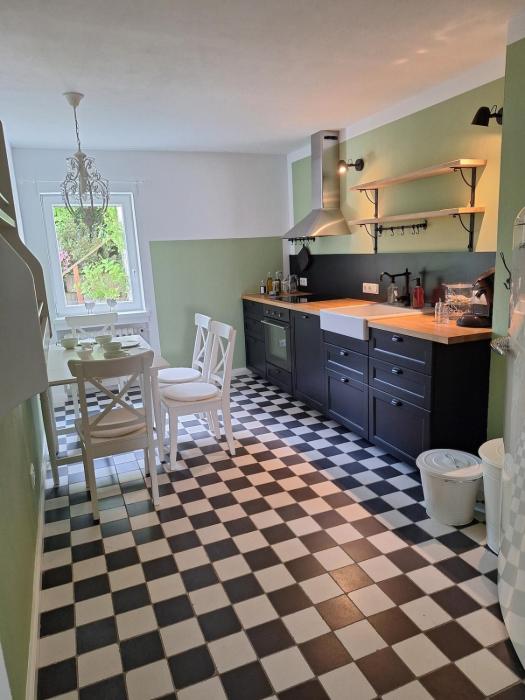 Wohnen am Waldrand, zentral und ruhig mit Terasse