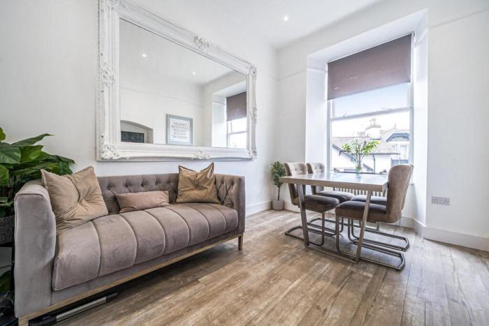 Luxury Stay, Steps to Cafes, Pubs & Trails Dogs OK