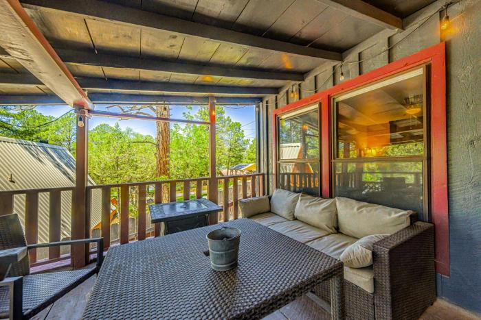 Walk to Downtown Ruidoso Cozy Wooded Retreat