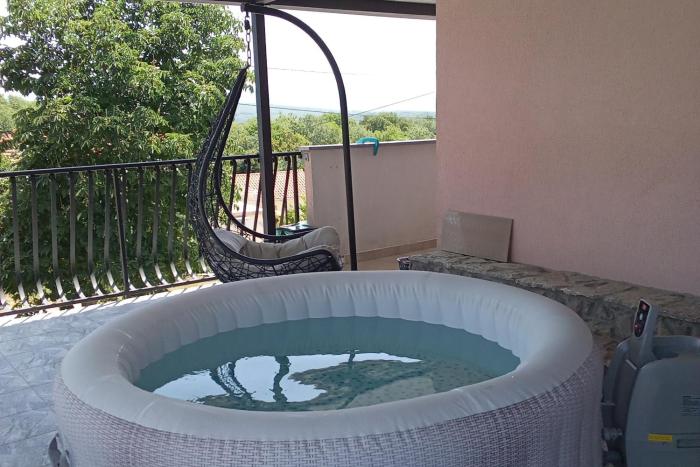 Rooms with hot tub Vrh, Krk - 24028
