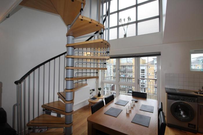 Spacious 3 Bed Apartment in Central Romford just 5 mins to Elizabeth Line for Families Friends and Contractors