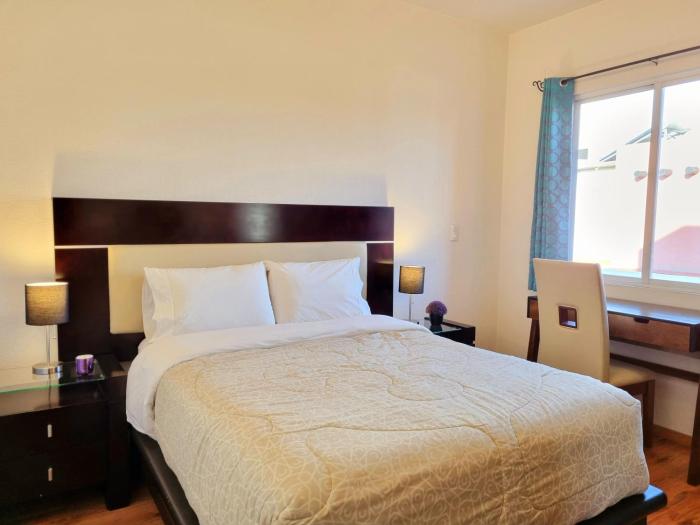 Habitación con baño privado, cerca del Parque Toluca 2000, con áreas comunes compartidas