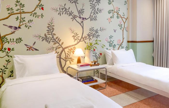 Newly Renovated, 4BR Townhouse , 5min MRT , Group