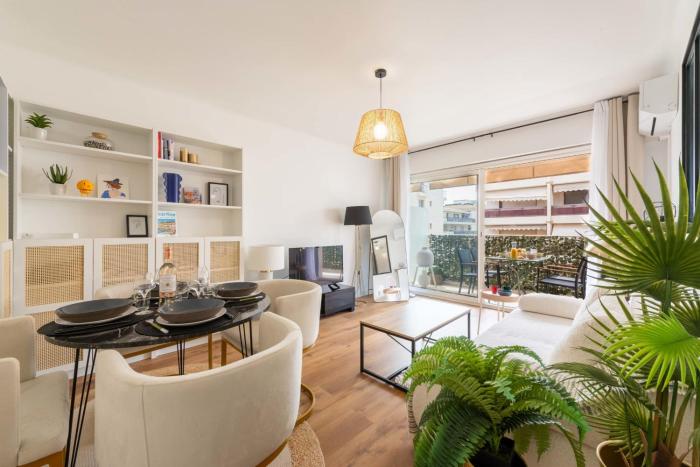 1-Br with Terrace Palm Beach Close to Beaches