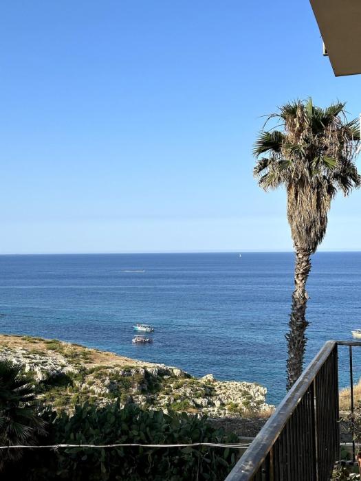 Black Ocean Holiday Home